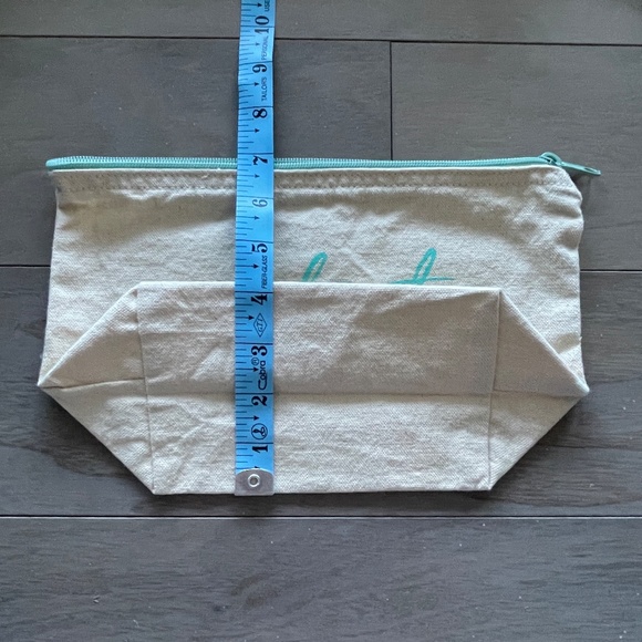 NWT Get Out of Town Bundle: Travel Pouch, Skincare Minis, Packing Guide - Picture 12 of 12